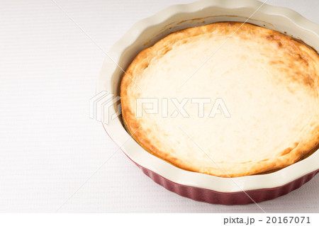 Baked cheesecake in ceramic cake pan on the table 20167071