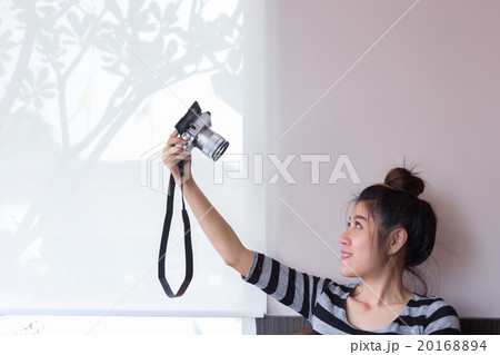 asian woman take a selfie with mirrorless camera 20168894