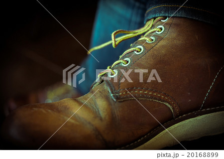 old brown boot leather shoes, close-up image old brown boot leather shoes, close-up image 20168899