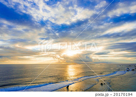 朝日 海 風景 沖縄 日本 の写真素材