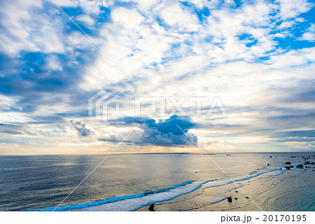 朝日 海 風景 沖縄 日本 の写真素材