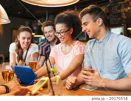 happy friends with tablet pc and drinks at bar 20170558