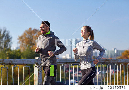 happy couple running outdoors 20170571