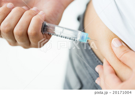 close up of hands making injection by insulin pen 20171004