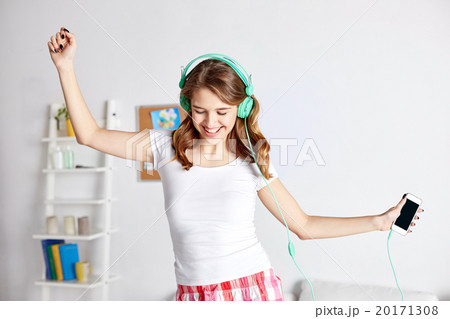 happy woman in headphones ihaving fun at home happy woman in headphones ihaving fun at home 20171308