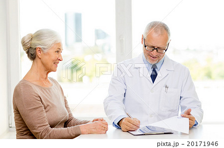 smiling senior woman and doctor meeting 20171946