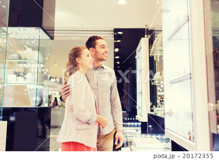 couple looking to shopping window at jewelry store 20172355