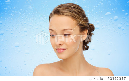 smiling young woman face and shoulders 20172357