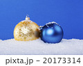 gold Christmas balls in the snow 20173314
