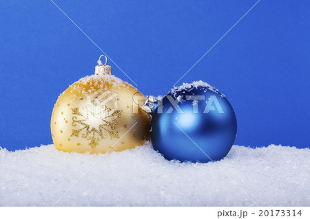 gold Christmas balls in the snow 20173314