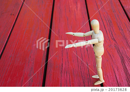 Wooden figure raising arm / hand and introduce 20173628