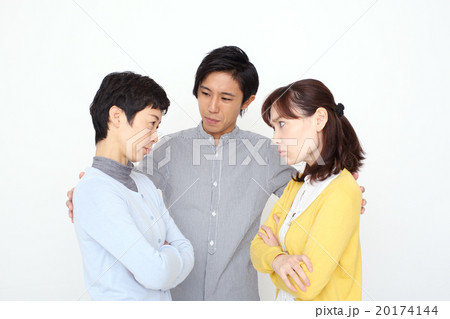 二人とも喧嘩しないで仲良くしてくださいよ の写真素材