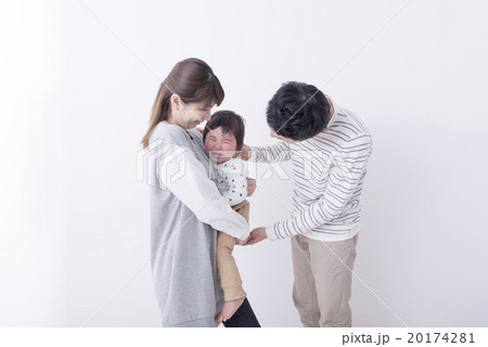 ぐずる幼児 20174281