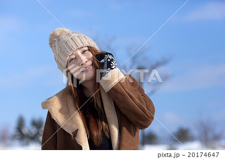 雪景色とお洒落なミドルの女性 20174647