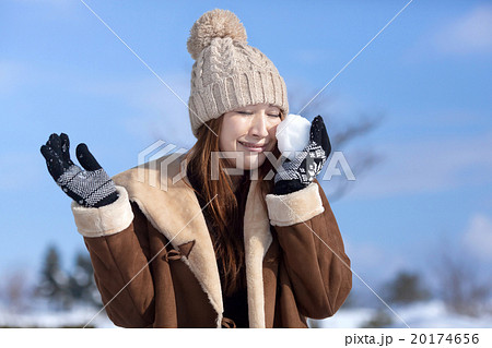 雪景色とお洒落なミドルの女性 20174656