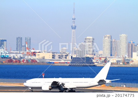 スカイツリーと飛行機 スカイツリーと飛行機 20174775