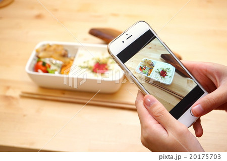 スマートフォンで料理の写真を撮る人 SNS 共有 投稿 instagram / Taking a p スマートフォンで料理の写真を撮る人 SNS 共有 投稿 instagram / Taking a p 20175703