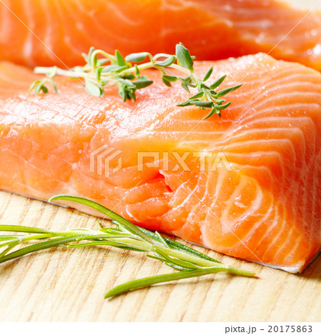 Raw salmon on cutting board 20175863