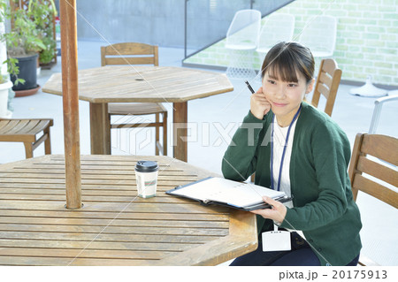 ペンでメモを取る若い女性の手元 20175913