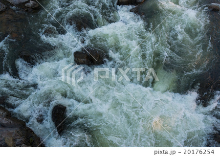 Water flowing over rocks on top view. 20176254