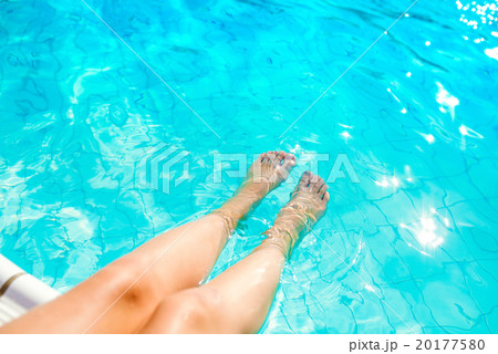 Feet at the swimming pool 20177580