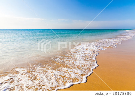 Beautiful ocean beach Beautiful ocean beach 20178386