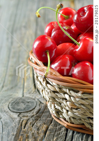 red sweet cherries red sweet cherries 20179025