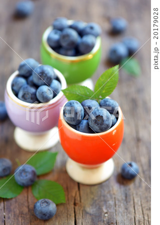 Fresh Blueberries on wooden table 20179028