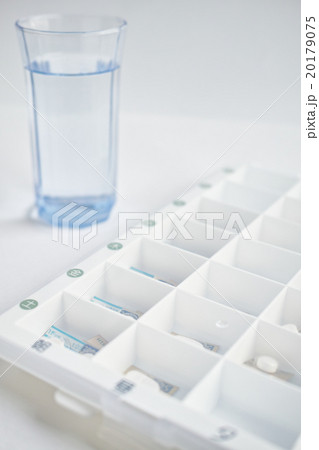 薬ケースに入れた毎日飲む薬とコップの水 薬ケースに入れた毎日飲む薬とコップの水 20179075