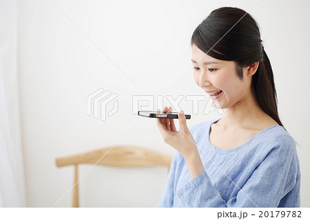 音声入力・スマートフォン・若い女性 20179782