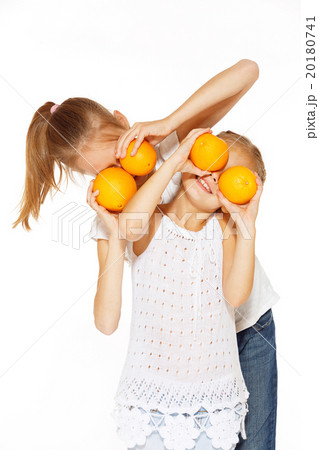 Beauty young girls with fresh oranges 20180741
