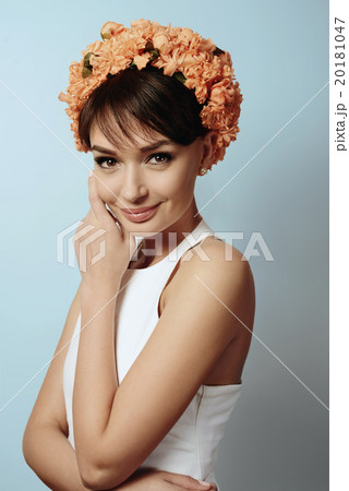 Young girl in flower crown 20181047