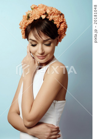 Young girl in flower crown 20181048