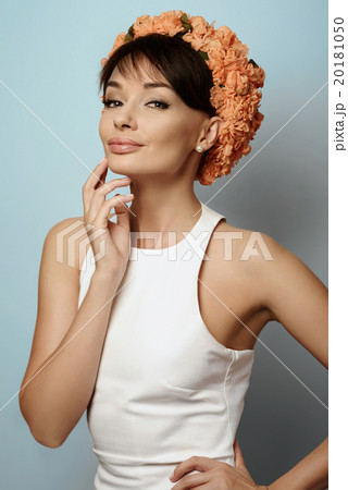 Young girl in flower crown Young girl in flower crown 20181050