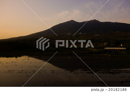 水田に写る夕暮れの筑波山 20182186