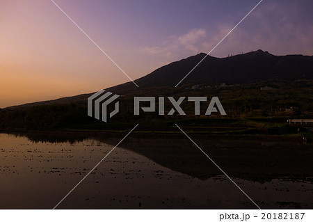 水田に写る夕暮れの筑波山 20182187