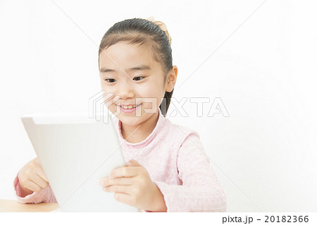 勉強する子供 タブレットで勉強する タブレット 女の子 Ict活用教育 Ict 小学生の写真素材 1366