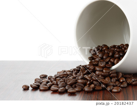 Coffee bean on wood texture isolated on white Coffee bean on wood texture isolated on white 20182437