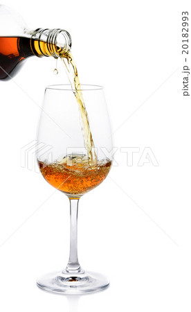 pour whisky into glass 20182993