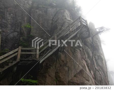 中国の名山　黄山　岩壁の登山道 20183832
