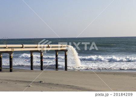 静岡県福田漁港浅羽海岸のサンドバイパスシステムで吐出口から海に向かって砂まじりの海水が吐出される様子の写真素材 20184209 Pixta