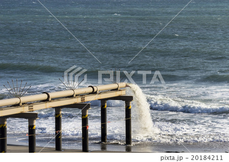 静岡県福田漁港浅羽海岸のサンドバイパスシステムで吐出口から海に向かって砂まじりの海水が吐出される様子 静岡県福田漁港浅羽海岸のサンドバイパスシステムで吐出口から海に向かって砂まじりの海水が吐出される様子 20184211