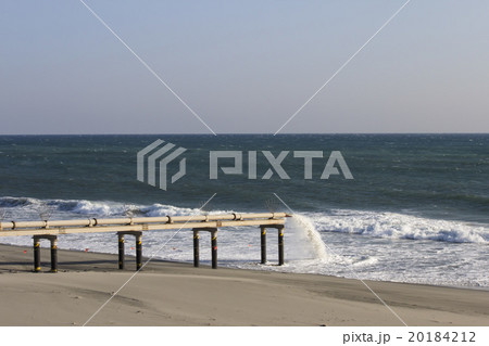 静岡県福田漁港浅羽海岸のサンドバイパスシステムで吐出口から海に向かって砂まじりの海水が吐出される様子 静岡県福田漁港浅羽海岸のサンドバイパスシステムで吐出口から海に向かって砂まじりの海水が吐出される様子 20184212