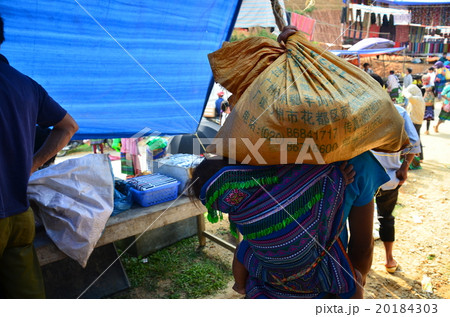 ベトナム バクハ郊外 花モン族の市場 荷物を運ぶ親子の写真素材