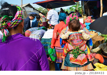 ベトナム北部 バクハ郊外 市場に集まる花モン族の親子 の写真素材