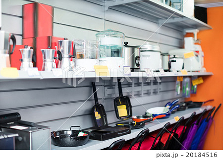 Male seller at household appliances section 20184516