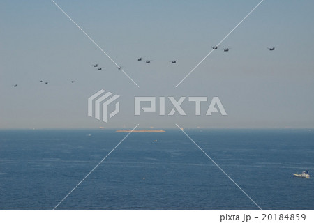 第一海保上空を飛行する自衛隊のヘリコプター、三浦半島、横須賀市 20184859
