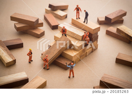 Worker making wood step stair. 20185263