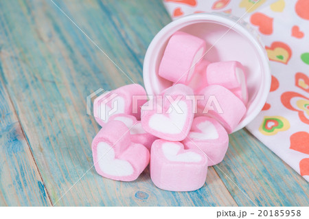 Colorful sweet marshmallow in a white-ware 20185958