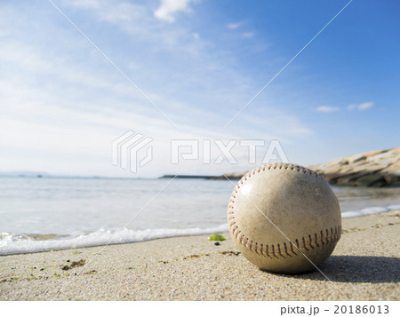 穏やかな海と野球ボールの写真素材